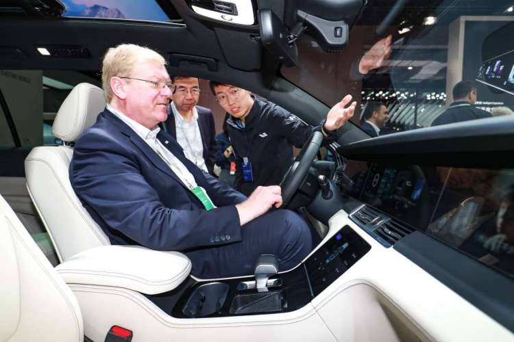 博世集团董事会成员、汽车业务部门主席Stefan  Hartung（左一）与博世中国总裁陈玉东（左二）莅临理想展台，参观并体验了理想ONE。非常感谢博世集团对我们的大力支持，为理想ONE提供了先进的iB_理想 汽车