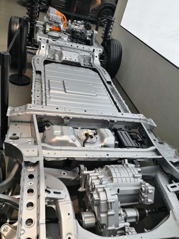 昨天晚上我和朋友一起去了李想西安量子晨展厅他现场定了一辆深灰色我也很喜欢说实话这个价位这等配置 和独特的动力系统无出其右唯一的一个槽点我看底盘框架是完全平整的可是后备箱确实倾斜的无解问了销 理想汽车