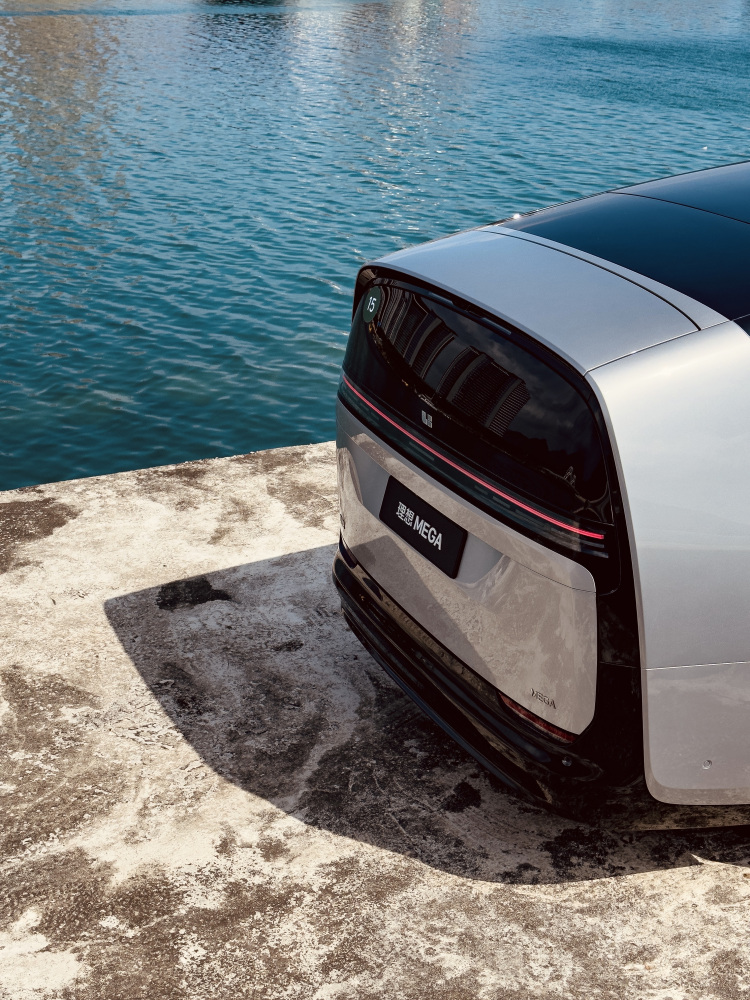 我个人觉得银色最容易突出科技感的设计配色,质感满满_理想汽车