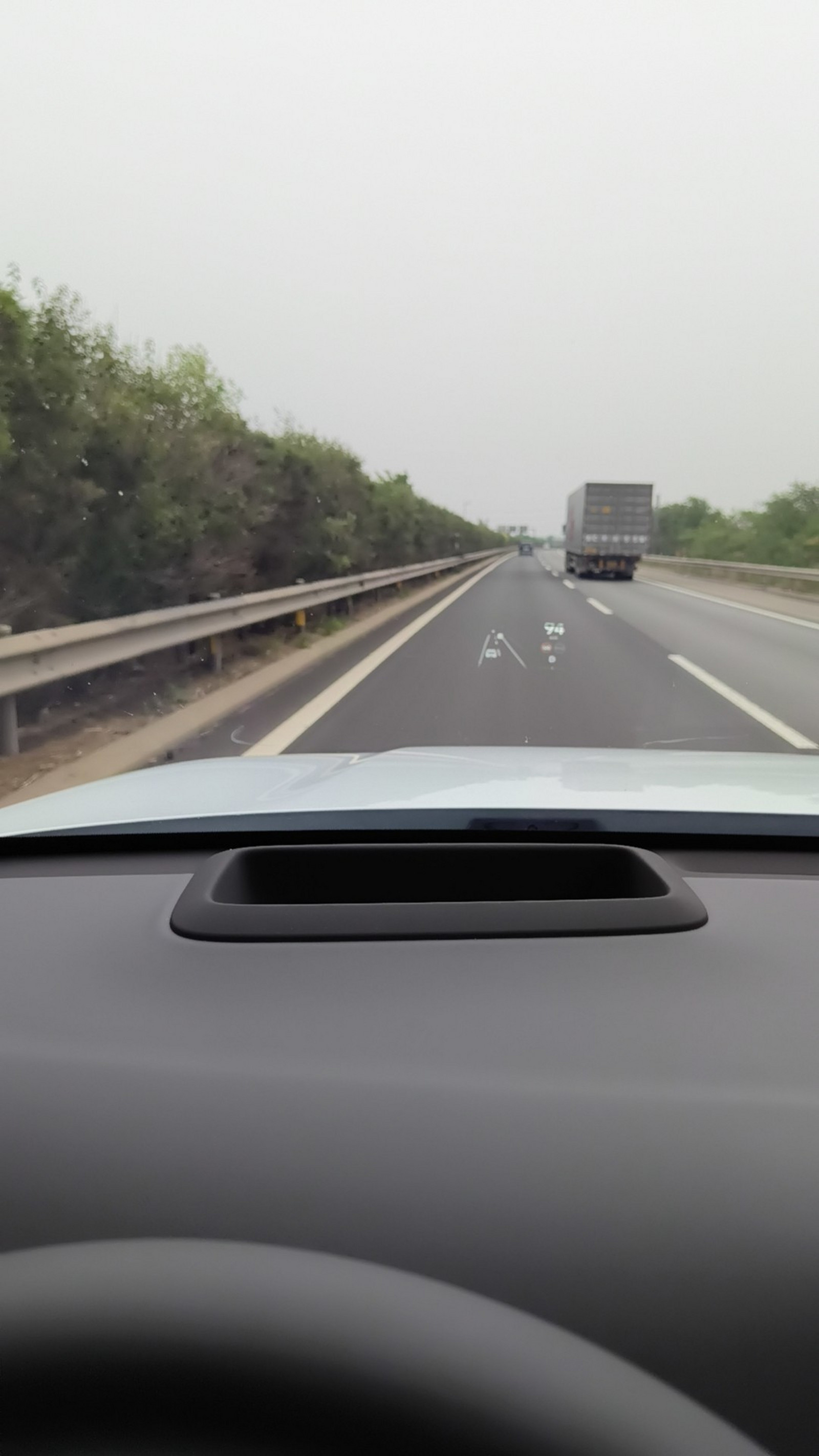 体验智能驾驶辅助驾驶让我在高速上享受到无比的轻松,智能泊车还未